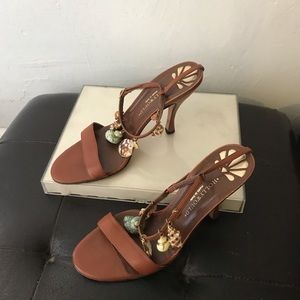 HOLLYWOULD Shell Sandals wi/ back ankle closure